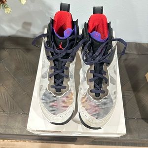 AIR JORDAN XXXVII
LIGHT BONE/FIRE RED-BLACK
OS CLAIR/NOIR/ROUGE FEU